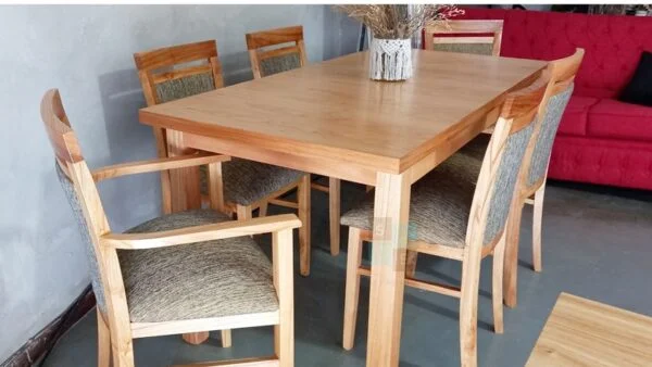Juego de mesa extensible con sillas y sillones.
